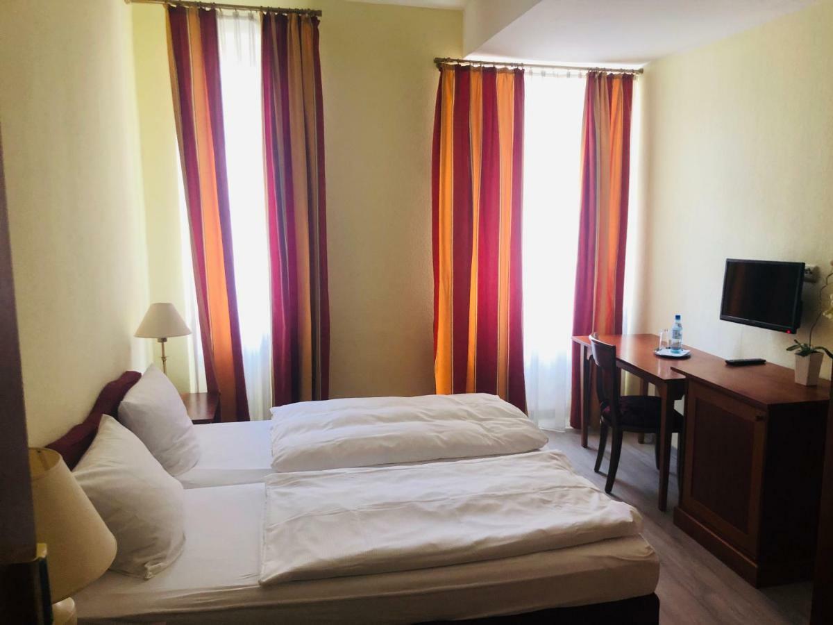 Hotel-Events Adlerpalast Рюссельхайм Экстерьер фото