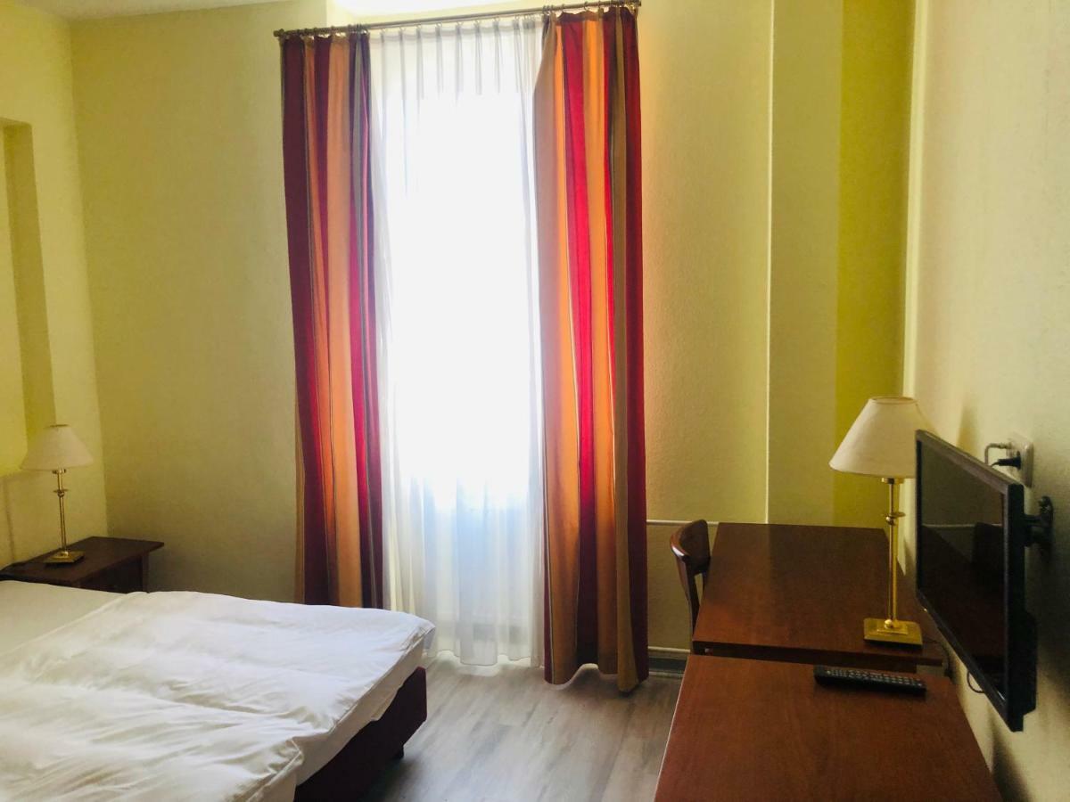 Hotel-Events Adlerpalast Рюссельхайм Экстерьер фото