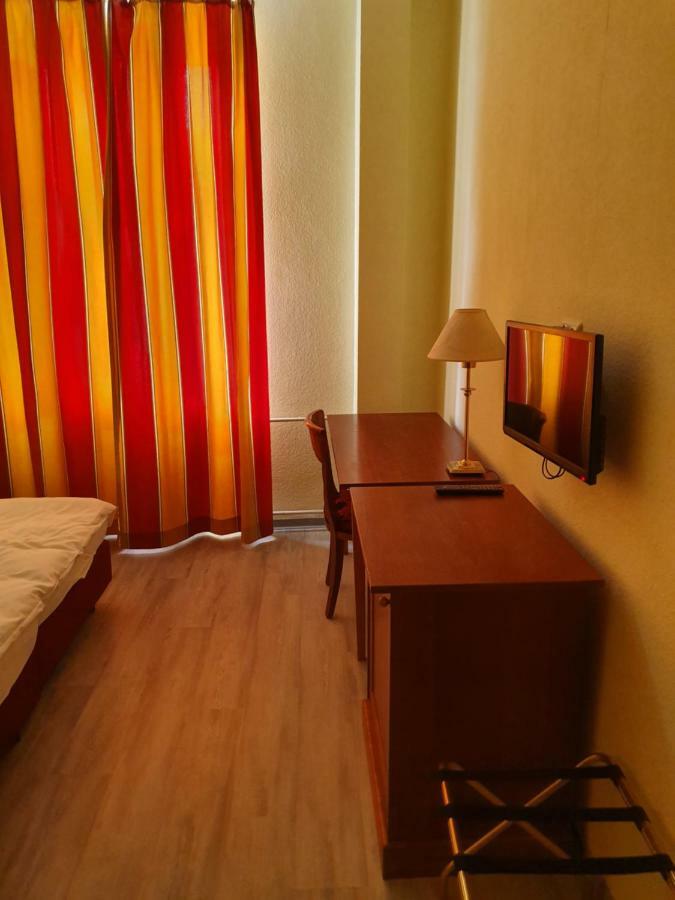 Hotel-Events Adlerpalast Рюссельхайм Экстерьер фото
