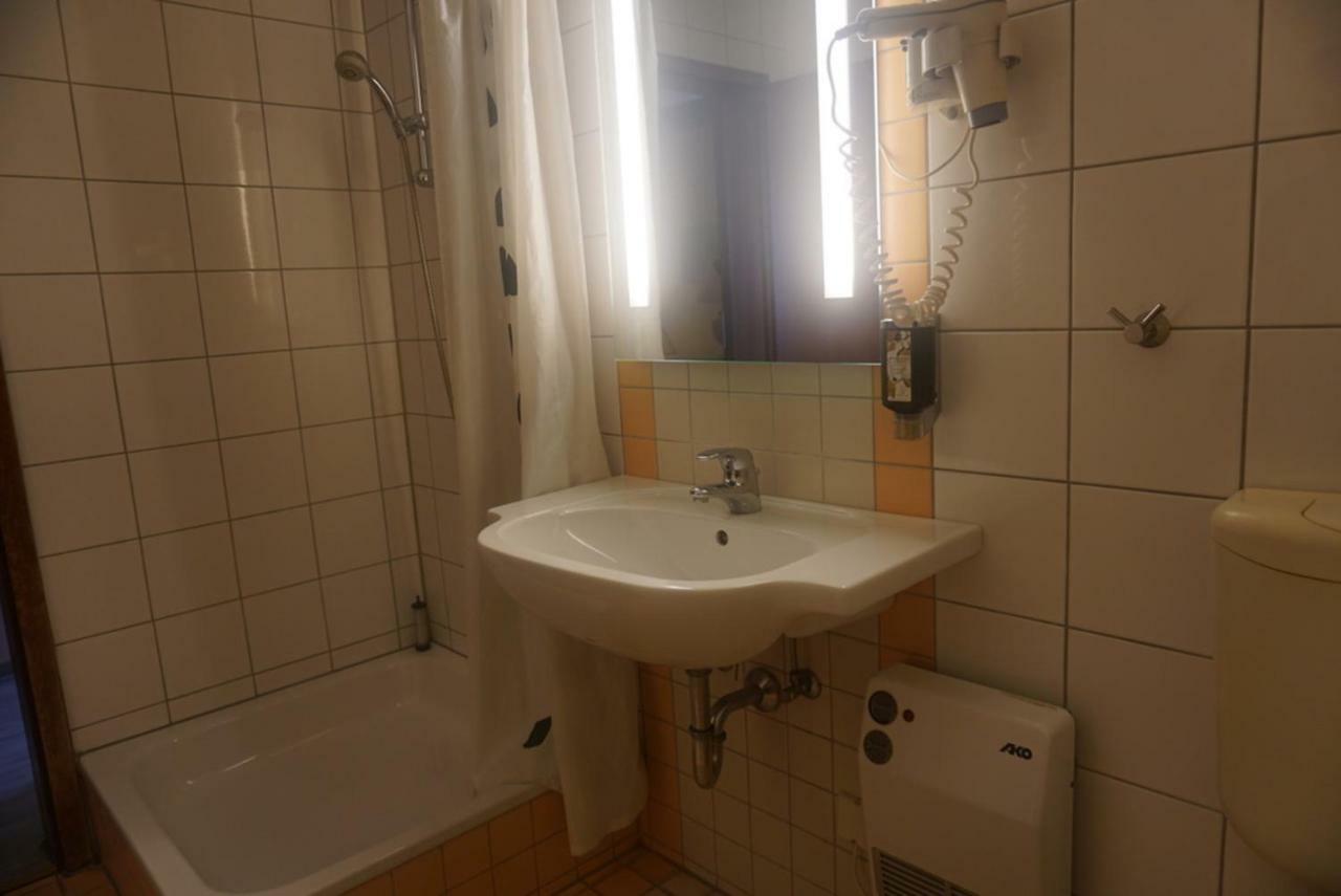Hotel-Events Adlerpalast Рюссельхайм Экстерьер фото